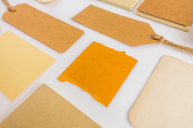 Çeşitli kağıt, karton, etiket, kart ve kitap koleksiyonu.