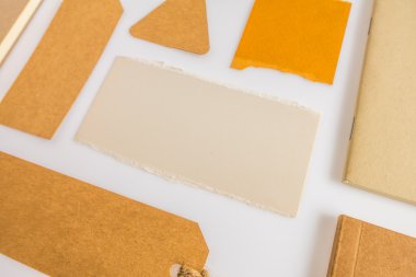 Çeşitli kağıt, karton, etiket, kart ve kitap koleksiyonu.