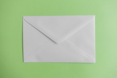 Yeşil arkaplanda boş bir zarf