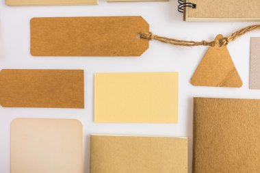 Çeşitli kağıt, karton, etiket, kart ve kitap koleksiyonu.