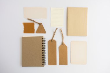 Çeşitli kağıt, karton, etiket, kart ve kitap koleksiyonu.