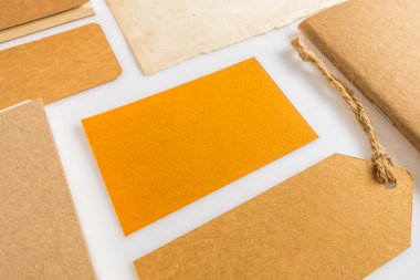 Çeşitli kağıt, karton, etiket, kart ve kitap koleksiyonu.