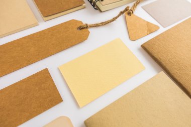 Çeşitli kağıt, karton, etiket, kart ve kitap koleksiyonu.