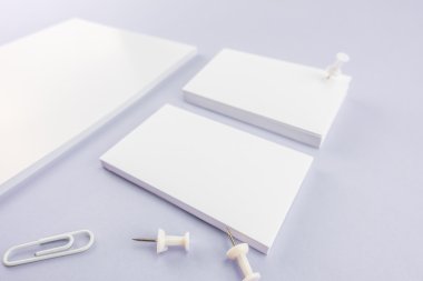 Boş katalog koleksiyonu, dergi, kitap şablonu ve yumuşak gölgeli kartvizit. Tasarımınız için hazır.