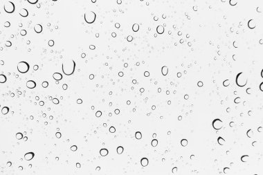 Su arka plan damla. Su cam pencere üzerinde üzerinde mavi gökyüzü düşüyor.