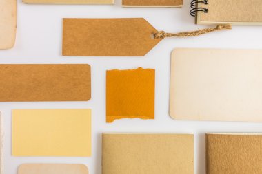 Çeşitli kağıt, karton, etiket, kart ve kitap koleksiyonu.