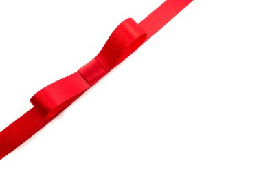 Beyaz arkaplanda yumuşak gölgesi olan parlak kırmızı kurdele