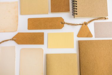 Çeşitli kağıt, karton, etiket, kart ve kitap koleksiyonu.