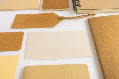 Çeşitli kağıt, karton, etiket, kart ve kitap koleksiyonu.