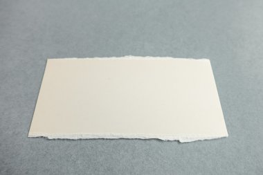 Yumuşak gölgeli yırtılmış kağıt parçaları.