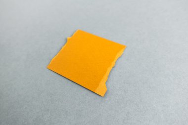 Yumuşak gölgeli yırtılmış kağıt parçaları.