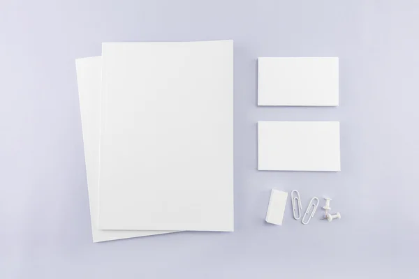 Boş katalog koleksiyonu, dergi, kitap şablonu ve yumuşak gölgeli kartvizit. Tasarımınız için hazır.