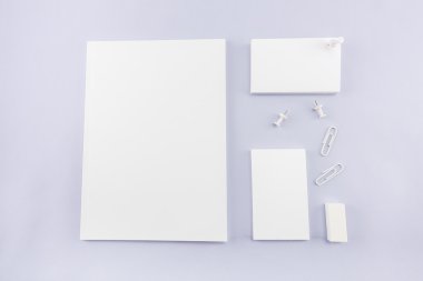 Boş katalog koleksiyonu, dergi, kitap şablonu ve yumuşak gölgeli kartvizit. Tasarımınız için hazır.