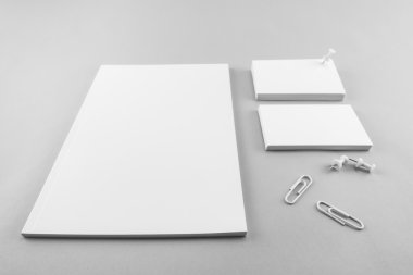 Boş katalog koleksiyonu, dergi, kitap şablonu ve yumuşak gölgeli kartvizit. Tasarımınız için hazır.