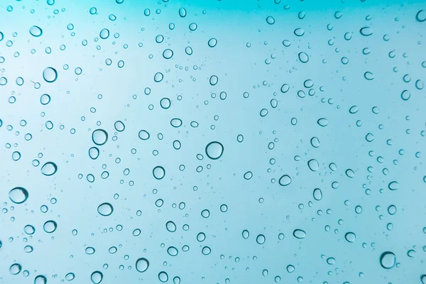 Água Cai Fundo Gotas Água Janela Vidro Sobre Céu Azul — Fotografia de Stock