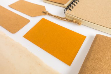 Çeşitli kağıt, karton, etiket, kart ve kitap koleksiyonu.