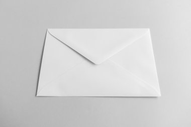 Gri arkaplanda boş bir zarf.