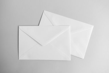 Gri arkaplanda boş bir zarf.