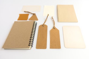 Çeşitli kağıt, karton, etiket, kart ve kitap koleksiyonu.