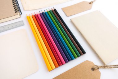 Çeşitli kağıt, karton, etiket, kart, kitap ve renkli kalemlerin toplanması.