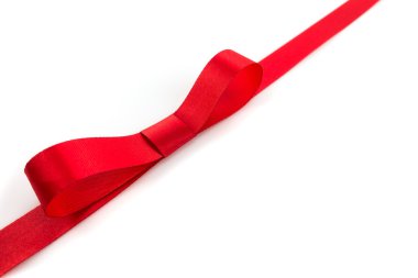 Beyaz arkaplanda yumuşak gölgesi olan parlak kırmızı kurdele