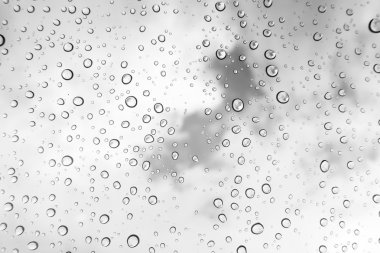 Su arka plan damla. Su cam pencere üzerinde üzerinde mavi gökyüzü düşüyor.