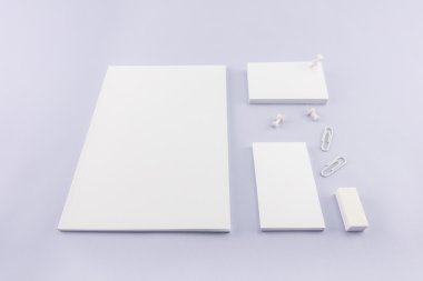 Boş katalog koleksiyonu, dergi, kitap şablonu ve yumuşak gölgeli kartvizit. Tasarımınız için hazır.