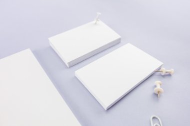 Boş katalog koleksiyonu, dergi, kitap şablonu ve yumuşak gölgeli kartvizit. Tasarımınız için hazır.