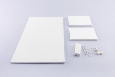 Boş katalog koleksiyonu, dergi, kitap şablonu ve yumuşak gölgeli kartvizit. Tasarımınız için hazır.