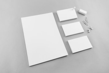 Boş katalog koleksiyonu, dergi, kitap şablonu ve yumuşak gölgeli kartvizit. Tasarımınız için hazır.