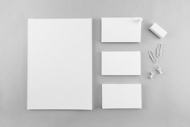 Boş katalog koleksiyonu, dergi, kitap şablonu ve yumuşak gölgeli kartvizit. Tasarımınız için hazır.