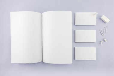 Boş katalog koleksiyonu, dergi, kitap şablonu ve yumuşak gölgeli kartvizit. Tasarımınız için hazır.