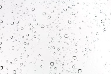 Su arka plan damla. Su cam pencere üzerinde üzerinde mavi gökyüzü düşüyor..