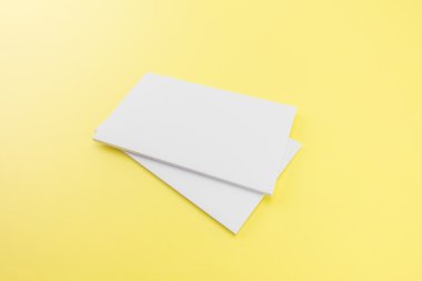 Sarı arka planda yumuşak gölgeler olan boş bir kartvizit.