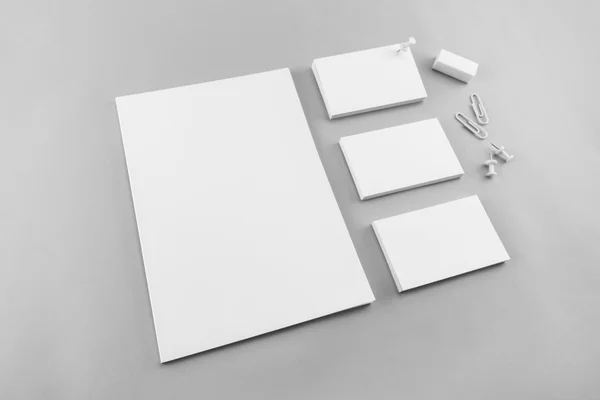 Boş katalog koleksiyonu, dergi, kitap şablonu ve yumuşak gölgeli kartvizit. Tasarımınız için hazır.