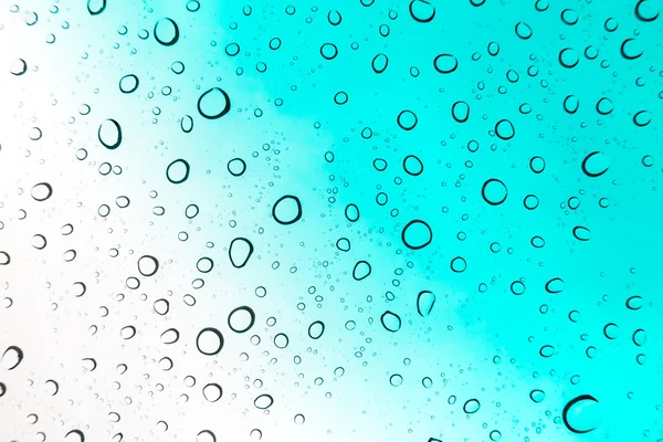 水滴背景 在蓝天上的玻璃窗上水滴 — 图库照片