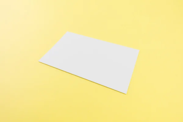 黄色の背景に柔らかい影を持つ空白の名刺 — ストック写真