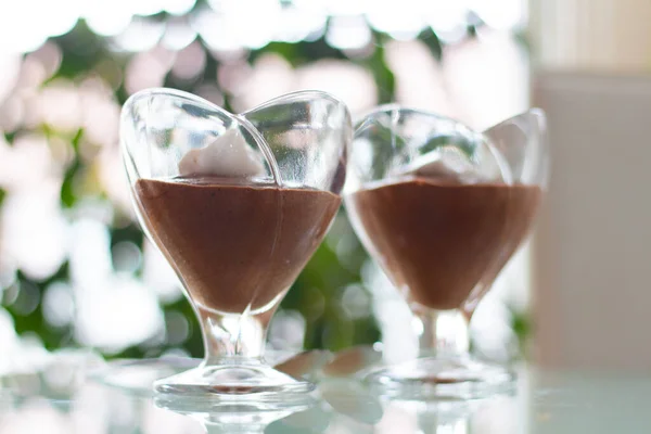 Hindistan cevizli yoğurtlu vegan çikolatalı mus. Lezzetli bir çöl, ev yapımı.