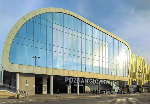 Poznan, Polonya - 15 Şubat 2020: Poznan Glowny Tren İstasyonu 'nun modern mimarisi. Poznan Ana İstasyonu.