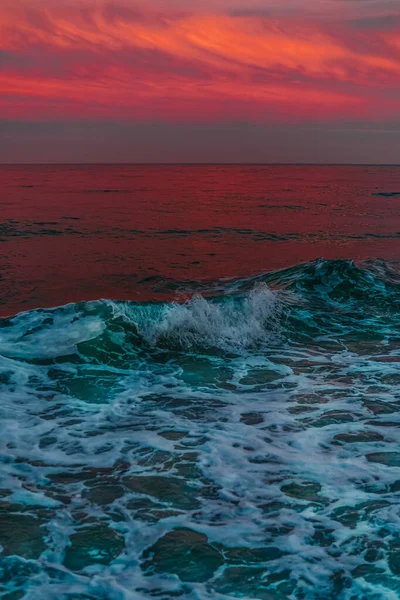 Moody Firey puesta de sol sobre el mar tormentoso. Increíbles nubes de colores al atardecer. Fotos de stock libres de derechos