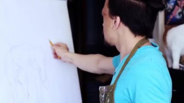 Sanatçı boya fırçası ile