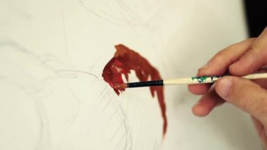 Sanatçı boya fırçası ile