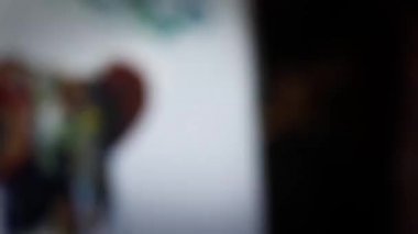 Bıyıklı sanatçı gülümsüyor