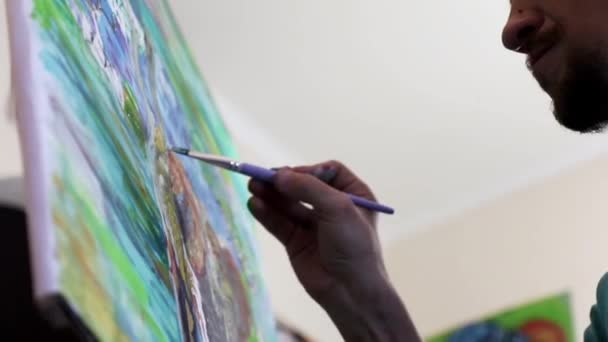 Konstnär målar med pensel — Stockvideo