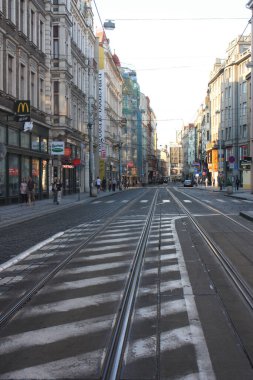 Eski Prag caddesi ve tramvay rayları, kaldırım taşları ve turistler
