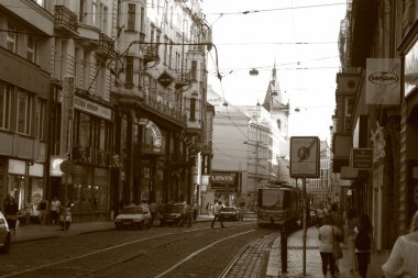Eski Prag sokağı, yeni belediye binası, tramvay gezileri, siyah beyaz fotoğraf