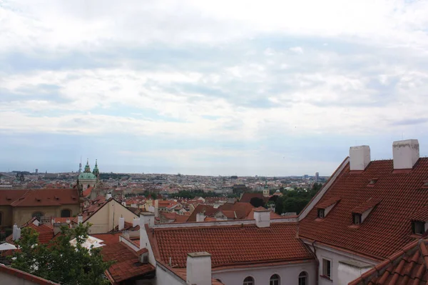 Dachy Pragi Pokryte Czerwonymi Płytkami Widok Miasto Wzgórz Vysehrad — Zdjęcie stockowe