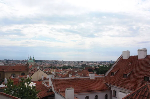 Techos Praga Cubiertos Azulejos Rojos Una Vista Ciudad Desde Las —  Fotos de Stock