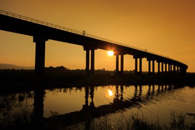 Günbatımı zamanı bir tren Köprüsü