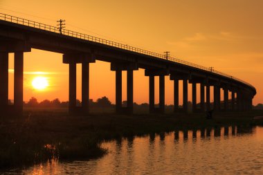 Günbatımı zamanı bir tren Köprüsü